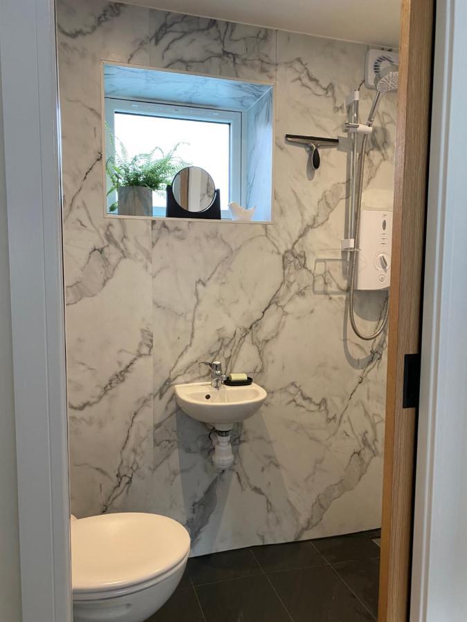 New Studio Apartment - Minutes Walk To Cathedral Salisbury Luaran gambar