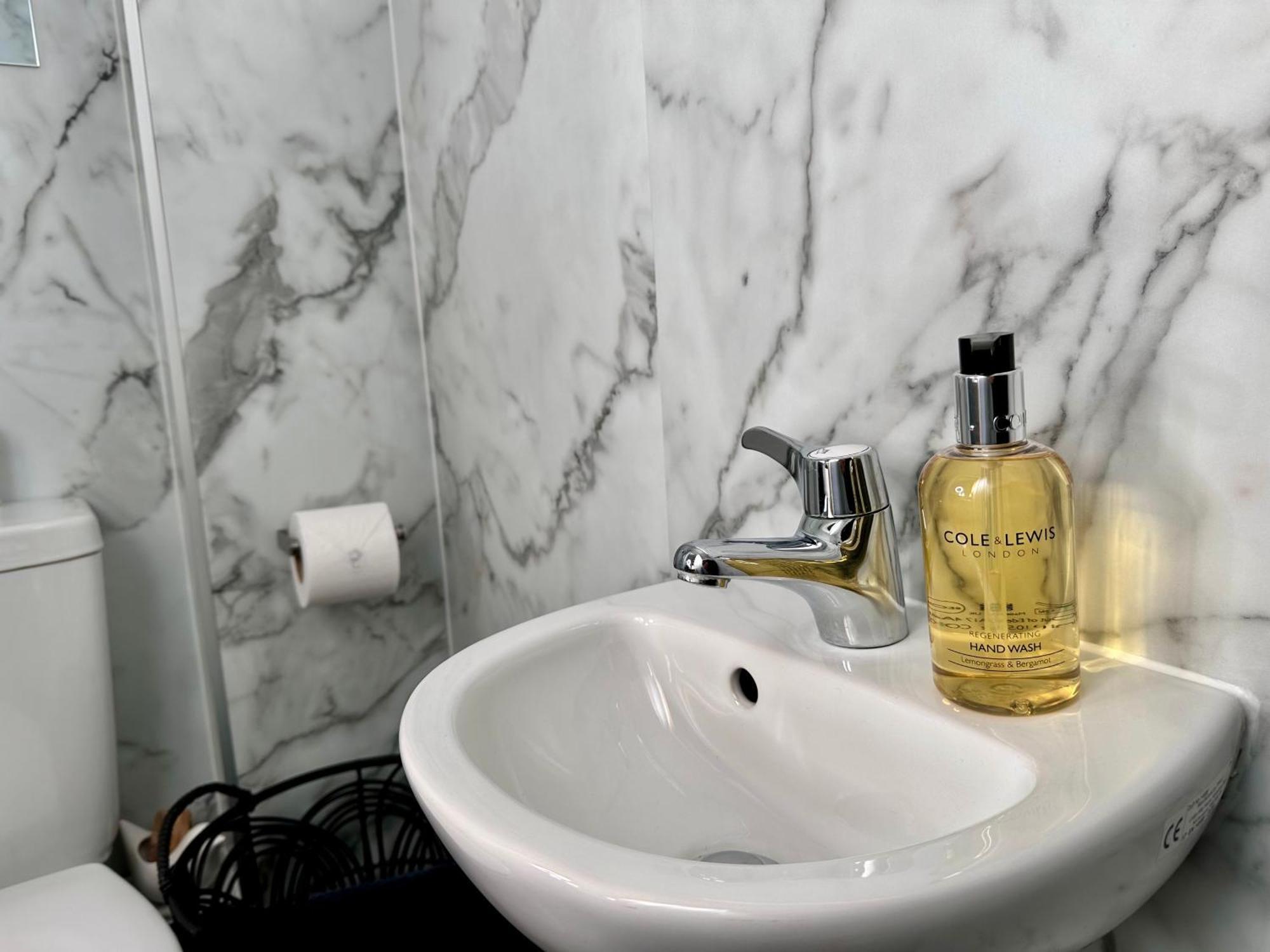 New Studio Apartment - Minutes Walk To Cathedral Salisbury Luaran gambar